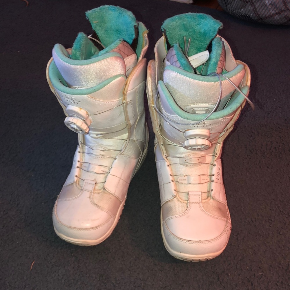 SZ 9 Women’s RIDE Snowboard boots